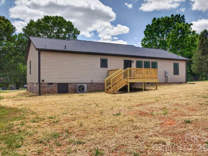 2979 Durant Drive, Winston Salem, NC 27107.  MLS# CAR4381963, YatesRealty ID 22075. 