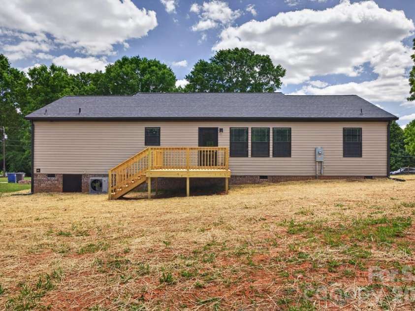 2979 Durant Drive, Winston Salem, NC 27107.  MLS# CAR4381963, YatesRealty ID 22075. 