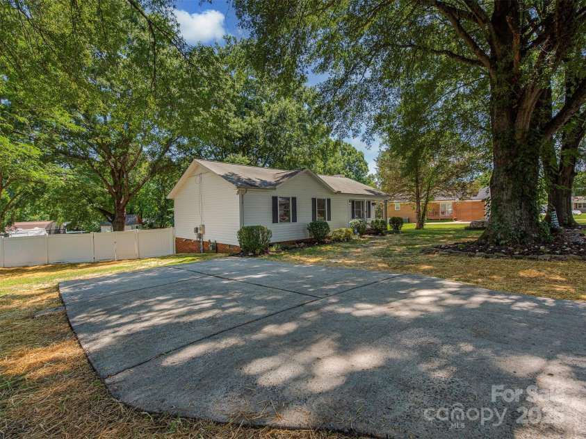 713 Springfield Drive, Concord, NC 28027.  MLS# CAR4269267, YatesRealty ID 22075. The spacious parking pad easily accommodates six or more vehicles!