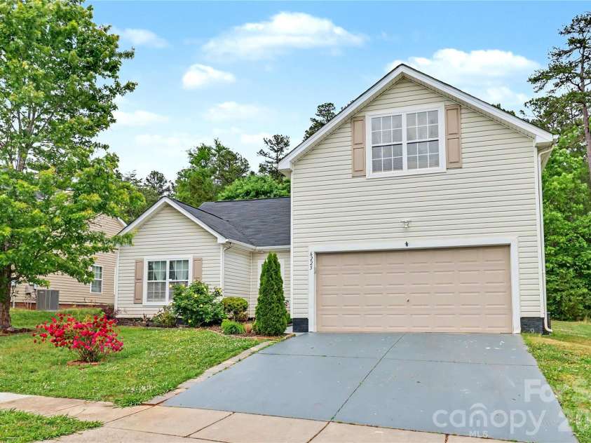 6225 Sid Crane Drive, Charlotte, NC 28216.  MLS# CAR4374536, YatesRealty ID 22078. 