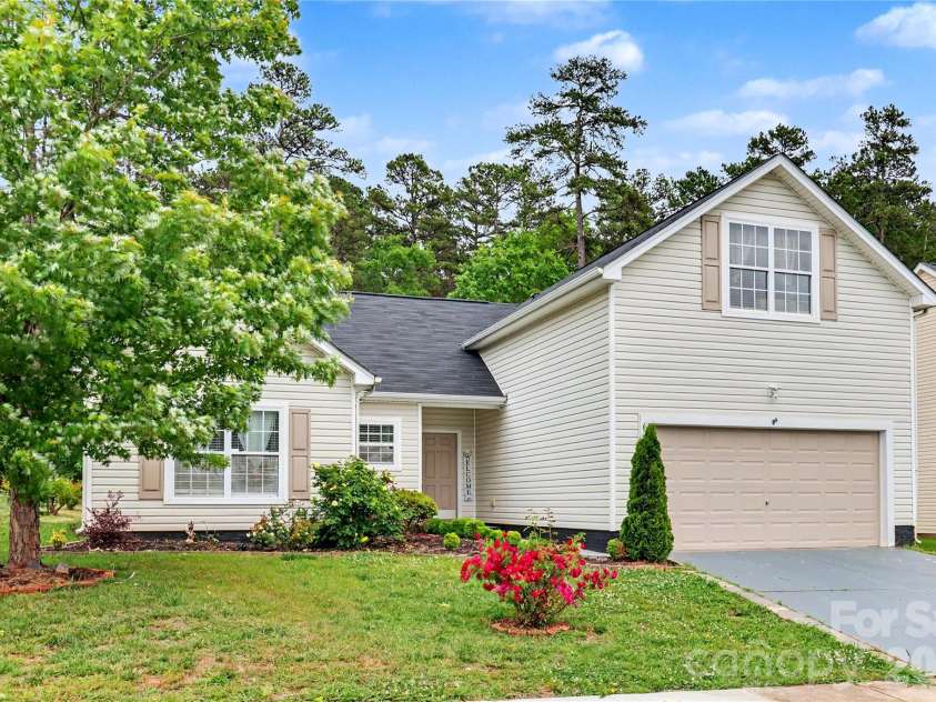 6225 Sid Crane Drive, Charlotte, NC 28216.  MLS# CAR4374536, YatesRealty ID 22078. 