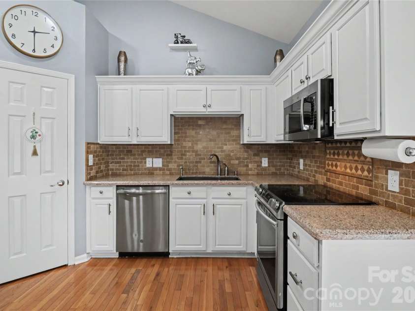 6225 Sid Crane Drive, Charlotte, NC 28216.  MLS# CAR4374536, YatesRealty ID 22078. 