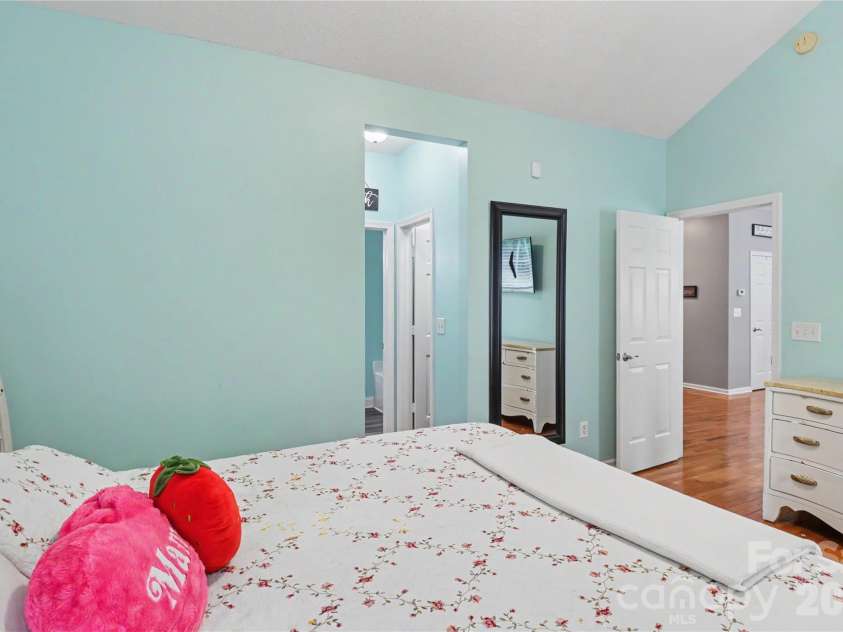 6225 Sid Crane Drive, Charlotte, NC 28216.  MLS# CAR4374536, YatesRealty ID 22078. 
