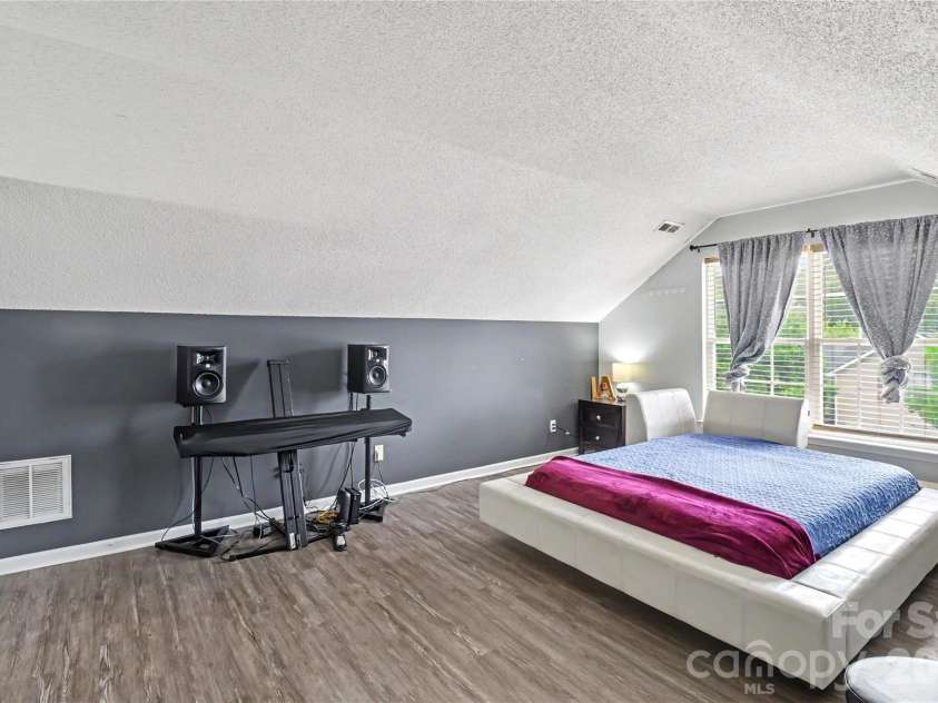 6225 Sid Crane Drive, Charlotte, NC 28216.  MLS# CAR4374536, YatesRealty ID 22078. 