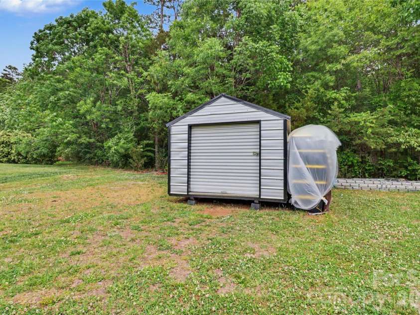 6225 Sid Crane Drive, Charlotte, NC 28216.  MLS# CAR4374536, YatesRealty ID 22078. 