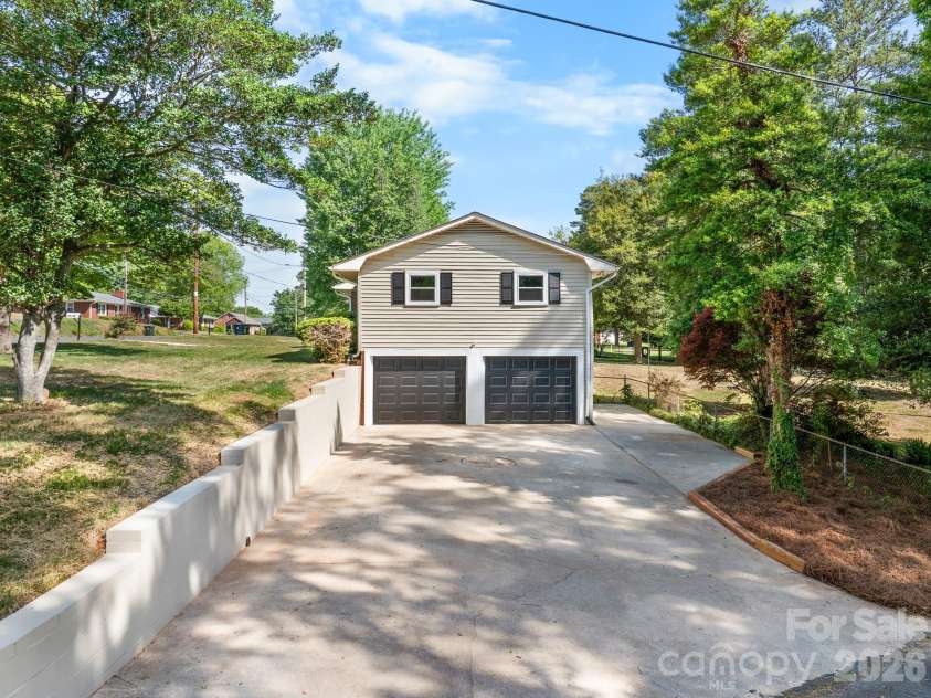 26 Eastside Drive, Lexington, NC 27292.  MLS# CAR4379159, YatesRealty ID 22079. 