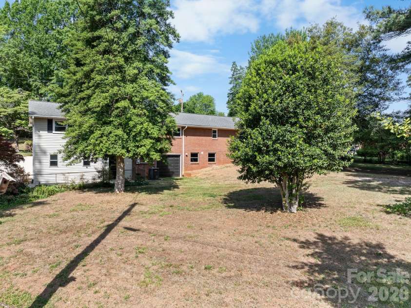 26 Eastside Drive, Lexington, NC 27292.  MLS# CAR4379159, YatesRealty ID 22079. 