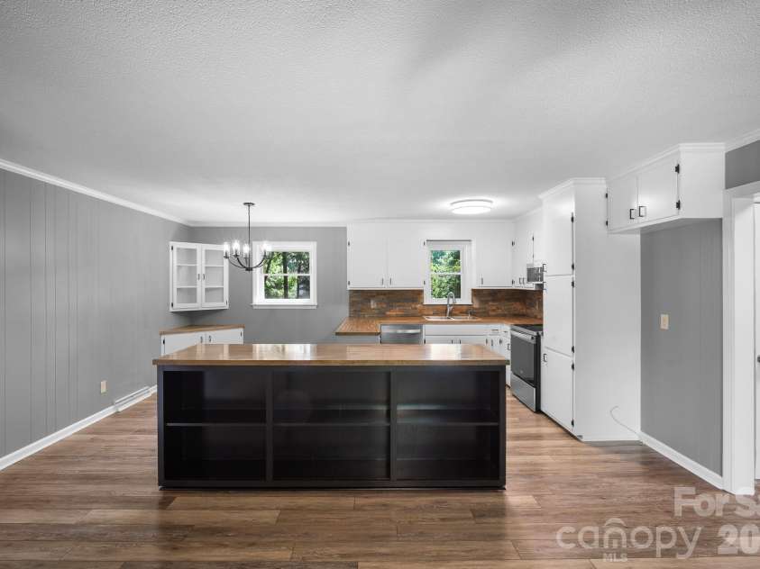 26 Eastside Drive, Lexington, NC 27292.  MLS# CAR4379159, YatesRealty ID 22079. 
