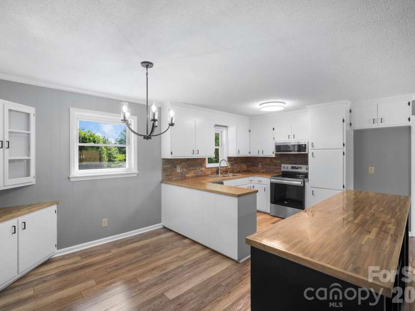 26 Eastside Drive, Lexington, NC 27292.  MLS# CAR4379159, YatesRealty ID 22079. 