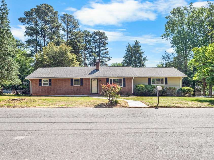 26 Eastside Drive, Lexington, NC 27292.  MLS# CAR4379159, YatesRealty ID 22079. 