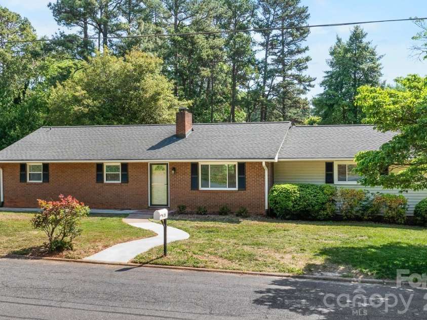 26 Eastside Drive, Lexington, NC 27292.  MLS# CAR4379159, YatesRealty ID 22079. 