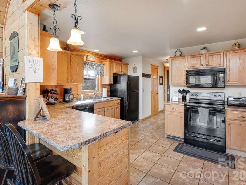121 Scenic Wolf Drive, Mars Hill, NC 28754.  MLS# CAR4372121, YatesRealty ID 22080. 