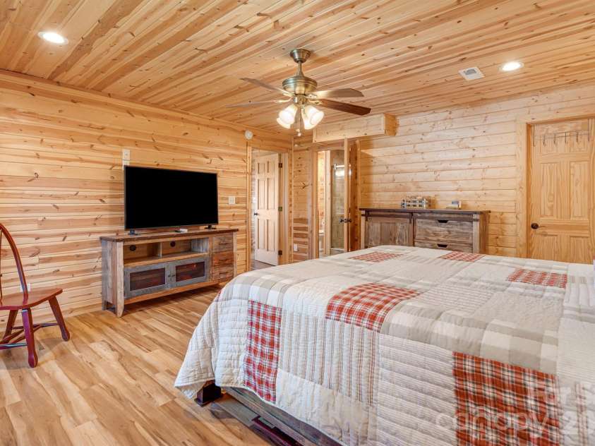 121 Scenic Wolf Drive, Mars Hill, NC 28754.  MLS# CAR4372121, YatesRealty ID 22080. Lower level 2nd primary