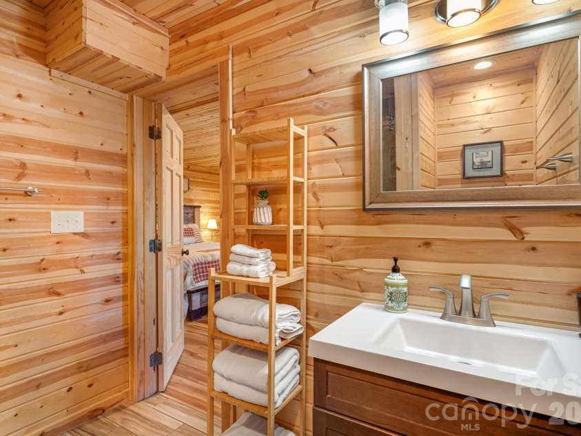 121 Scenic Wolf Drive, Mars Hill, NC 28754.  MLS# CAR4372121, YatesRealty ID 22080. Lower level on-suite