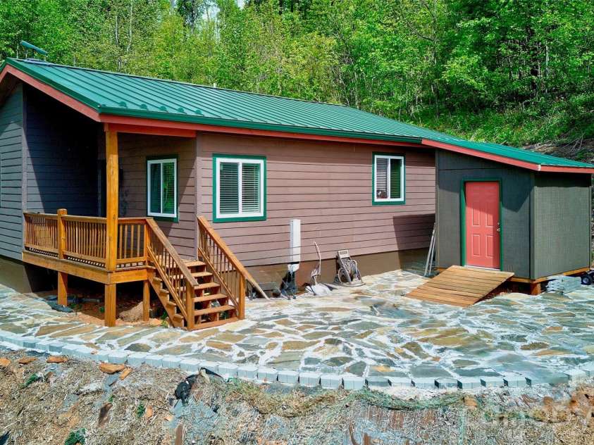 262 Azalea Hills Lane, Spruce Pine, NC 28777.  MLS# CAR4379987, YatesRealty ID 22081. 