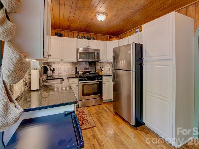 262 Azalea Hills Lane, Spruce Pine, NC 28777.  MLS# CAR4379987, YatesRealty ID 22081. 