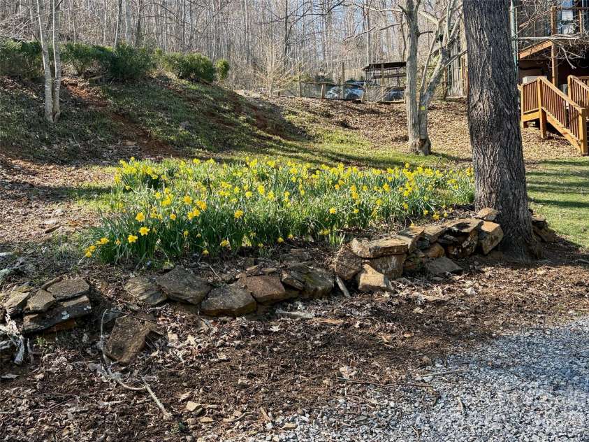 262 Azalea Hills Lane, Spruce Pine, NC 28777.  MLS# CAR4379987, YatesRealty ID 22081. 