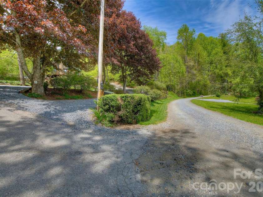 262 Azalea Hills Lane, Spruce Pine, NC 28777.  MLS# CAR4379987, YatesRealty ID 22081. 