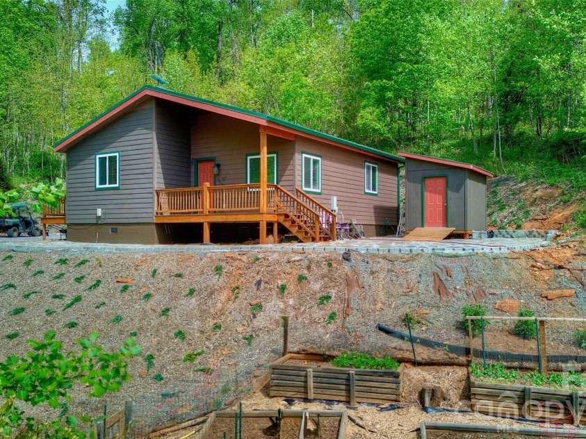 262 Azalea Hills Lane, Spruce Pine, NC 28777.  MLS# CAR4379987, YatesRealty ID 22081. 