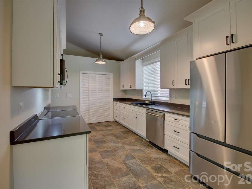 262 Azalea Hills Lane, Spruce Pine, NC 28777.  MLS# CAR4379987, YatesRealty ID 22081. 
