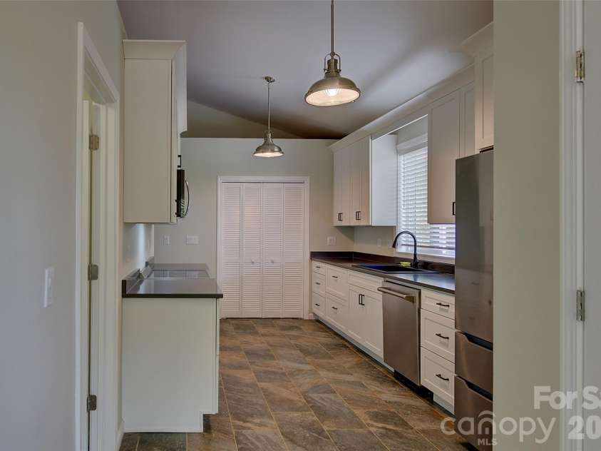 262 Azalea Hills Lane, Spruce Pine, NC 28777.  MLS# CAR4379987, YatesRealty ID 22081. 