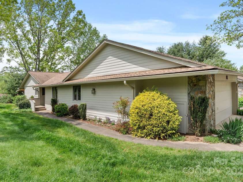 120 Cloverleaf Lane, Asheville, NC 28803.  MLS# CAR4252931, YatesRealty ID 22086. 