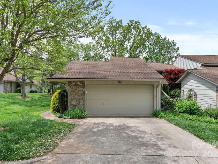 120 Cloverleaf Lane, Asheville, NC 28803.  MLS# CAR4252931, YatesRealty ID 22086. 