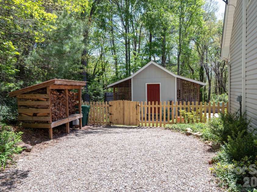 29 Blueberry Lane, Fairview, NC 28730.  MLS# CAR4374304, YatesRealty ID 22087. 