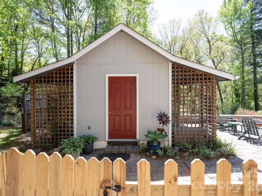 29 Blueberry Lane, Fairview, NC 28730.  MLS# CAR4374304, YatesRealty ID 22087. 