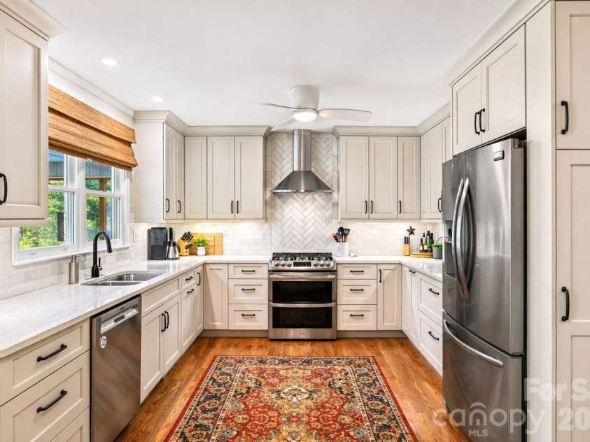 29 Blueberry Lane, Fairview, NC 28730.  MLS# CAR4374304, YatesRealty ID 22087. Beautifully updated chef's kitchen