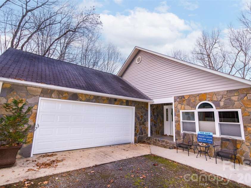 194 Ridgeview Drive, Whittier, NC 28789.  MLS# CAR4326824, YatesRealty ID 2209. 