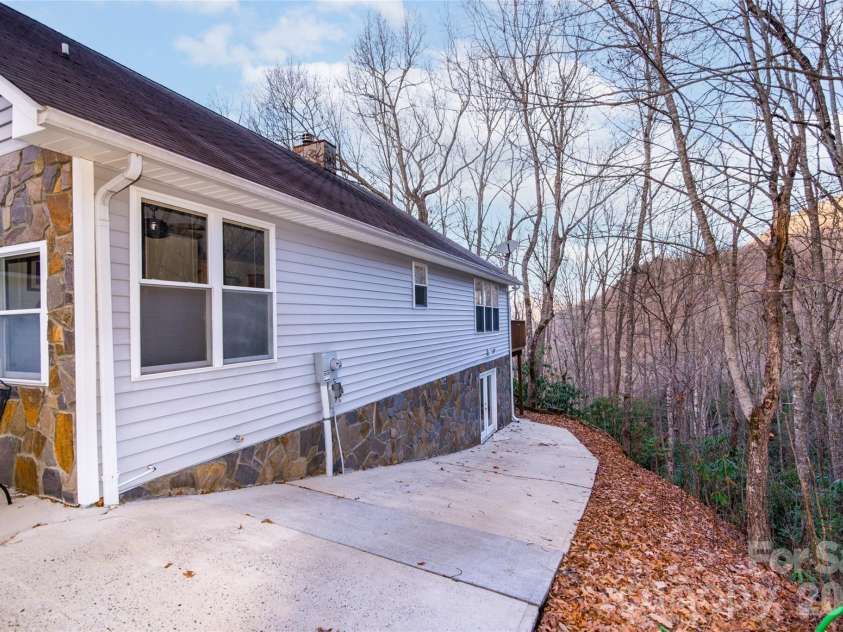 194 Ridgeview Drive, Whittier, NC 28789.  MLS# CAR4326824, YatesRealty ID 2209. 