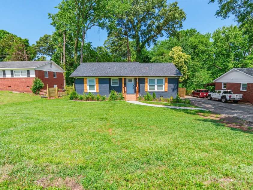 2116 Eastway Drive, Charlotte, NC 28205.  MLS# CAR4268716, YatesRealty ID 22090. 
