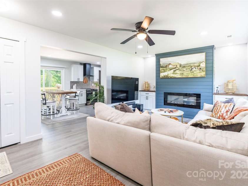 2116 Eastway Drive, Charlotte, NC 28205.  MLS# CAR4268716, YatesRealty ID 22090. 