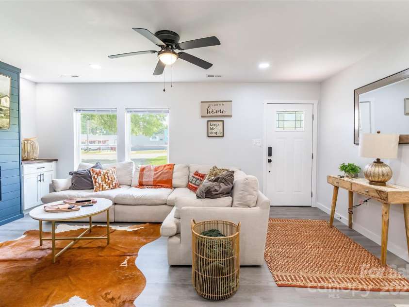 2116 Eastway Drive, Charlotte, NC 28205.  MLS# CAR4268716, YatesRealty ID 22090. 