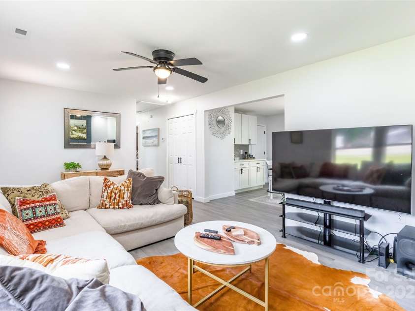 2116 Eastway Drive, Charlotte, NC 28205.  MLS# CAR4268716, YatesRealty ID 22090. 