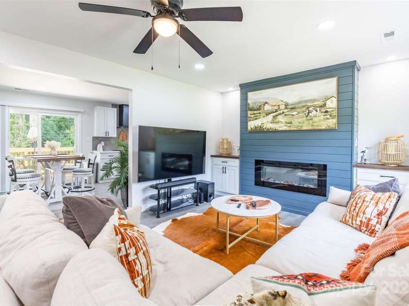 2116 Eastway Drive, Charlotte, NC 28205.  MLS# CAR4268716, YatesRealty ID 22090. 