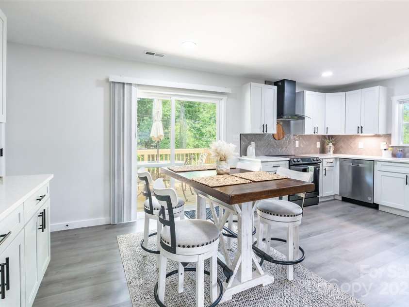 2116 Eastway Drive, Charlotte, NC 28205.  MLS# CAR4268716, YatesRealty ID 22090. 