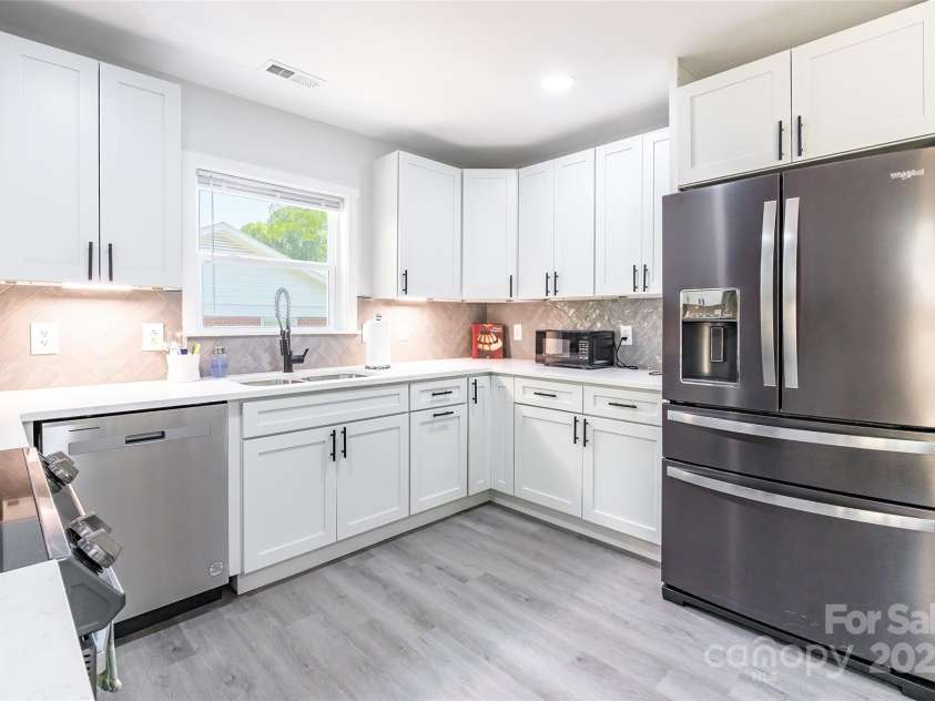 2116 Eastway Drive, Charlotte, NC 28205.  MLS# CAR4268716, YatesRealty ID 22090. 