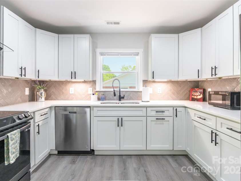 2116 Eastway Drive, Charlotte, NC 28205.  MLS# CAR4268716, YatesRealty ID 22090. 