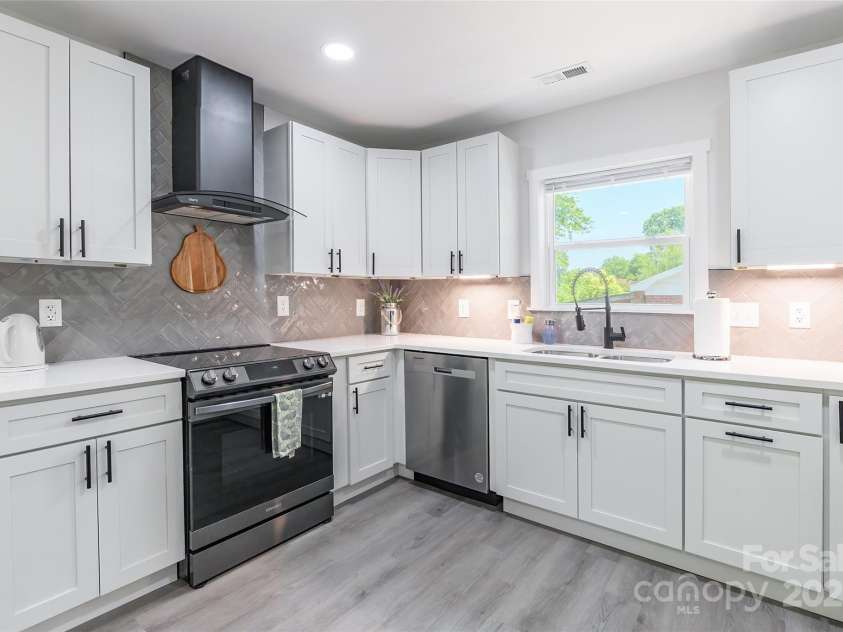 2116 Eastway Drive, Charlotte, NC 28205.  MLS# CAR4268716, YatesRealty ID 22090. 