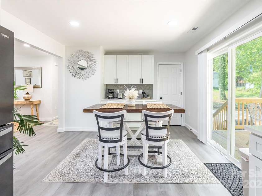 2116 Eastway Drive, Charlotte, NC 28205.  MLS# CAR4268716, YatesRealty ID 22090. 