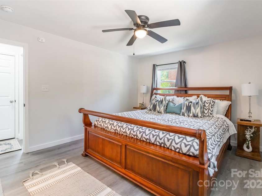 2116 Eastway Drive, Charlotte, NC 28205.  MLS# CAR4268716, YatesRealty ID 22090. 