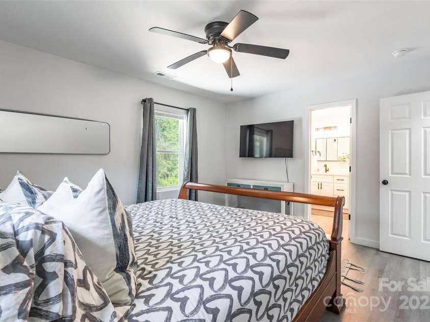 2116 Eastway Drive, Charlotte, NC 28205.  MLS# CAR4268716, YatesRealty ID 22090. 