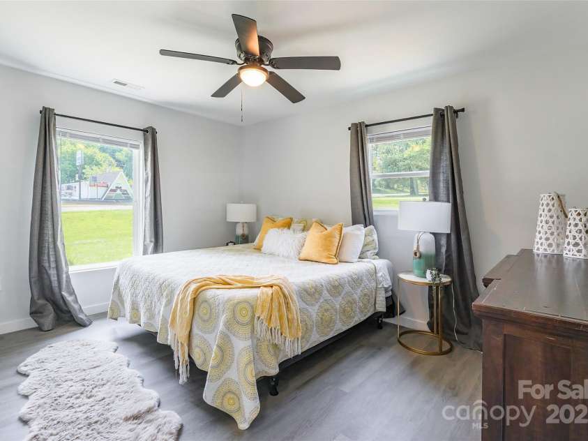 2116 Eastway Drive, Charlotte, NC 28205.  MLS# CAR4268716, YatesRealty ID 22090. 