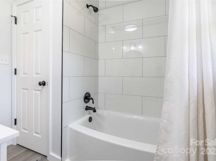 2116 Eastway Drive, Charlotte, NC 28205.  MLS# CAR4268716, YatesRealty ID 22090. 