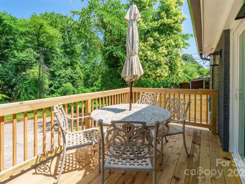 2116 Eastway Drive, Charlotte, NC 28205.  MLS# CAR4268716, YatesRealty ID 22090. 