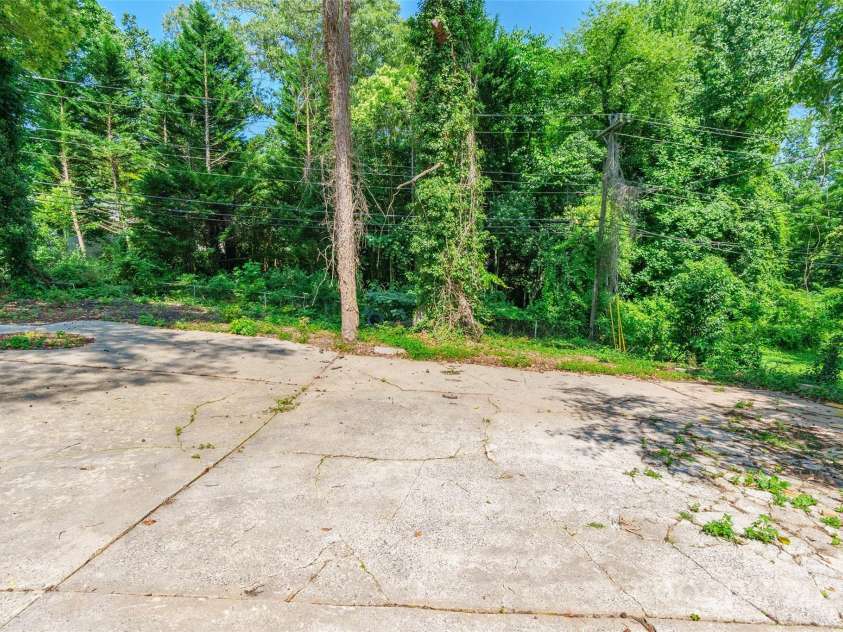 2116 Eastway Drive, Charlotte, NC 28205.  MLS# CAR4268716, YatesRealty ID 22090. 