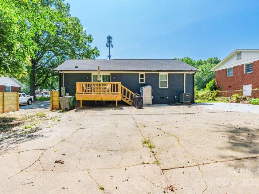 2116 Eastway Drive, Charlotte, NC 28205.  MLS# CAR4268716, YatesRealty ID 22090. 