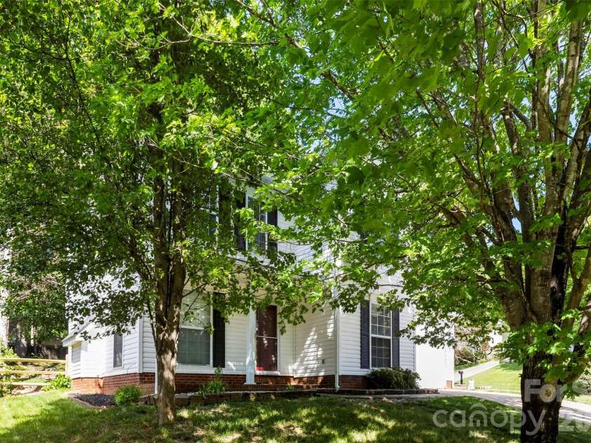 15027 Ashlight Drive, Charlotte, NC 28278.  MLS# CAR4374674, YatesRealty ID 22096. 